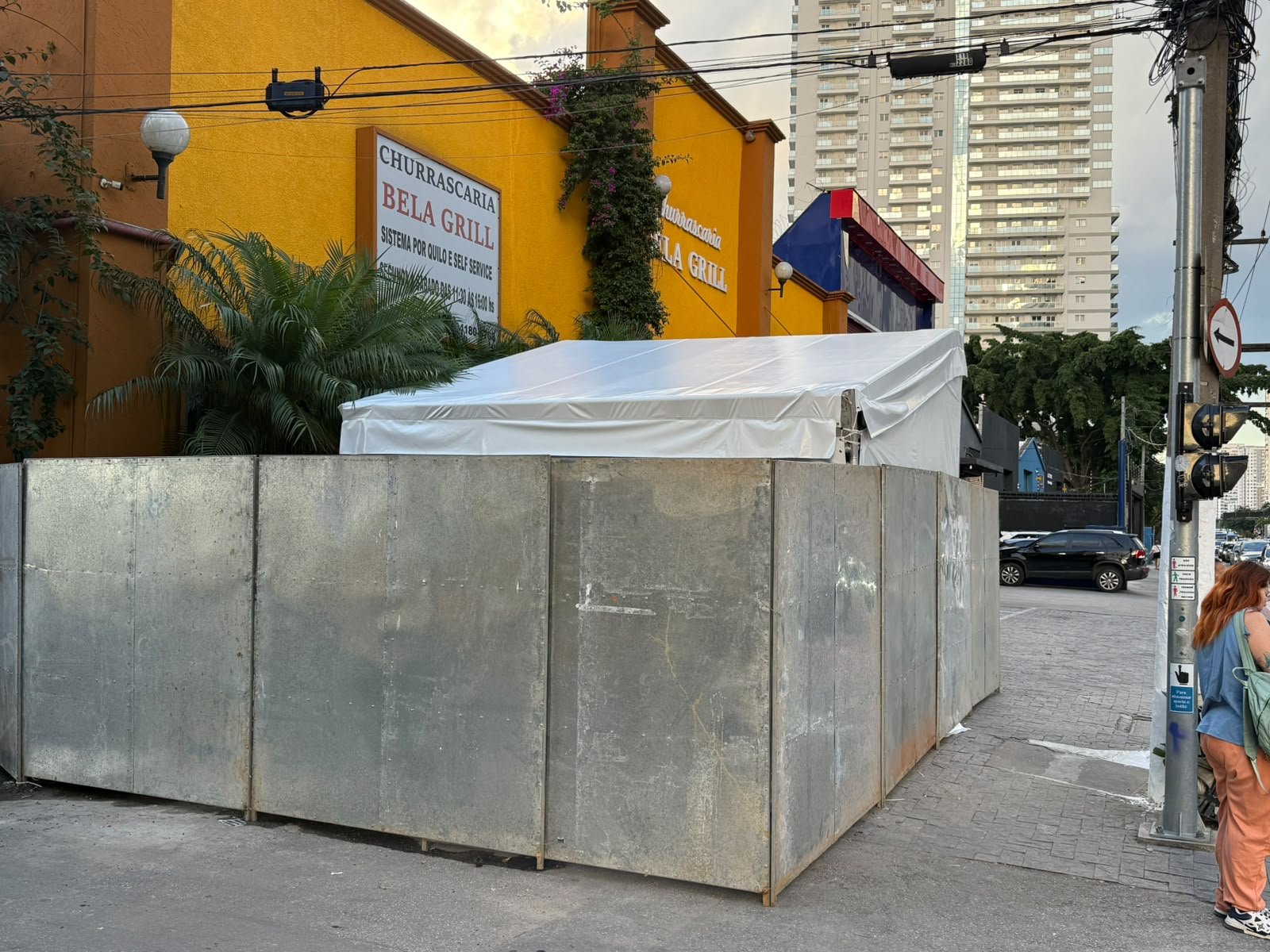 Placa de fechamento delimitando perímetro de evento