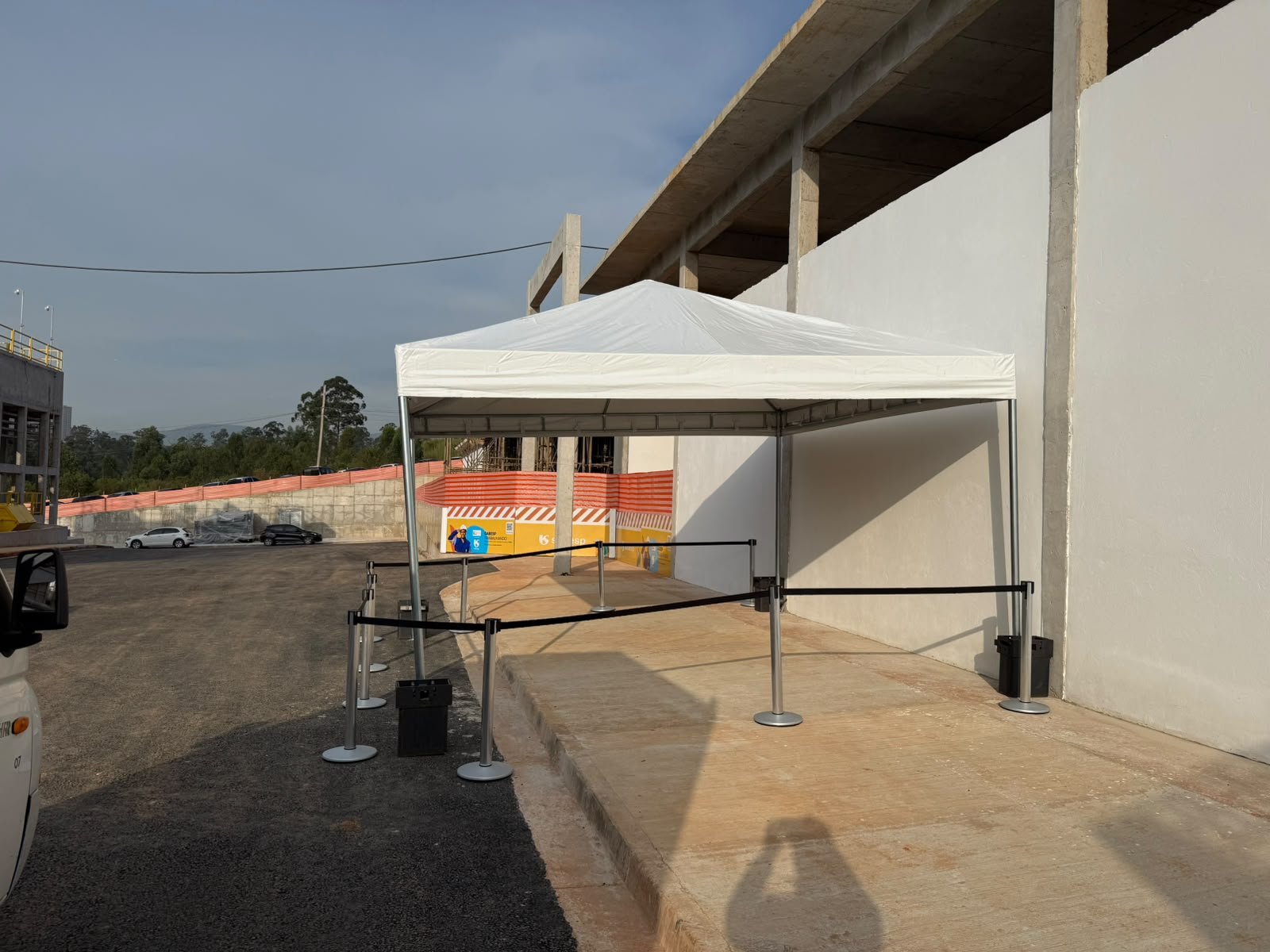 Totem com fita retrátil em controle de acesso técnico